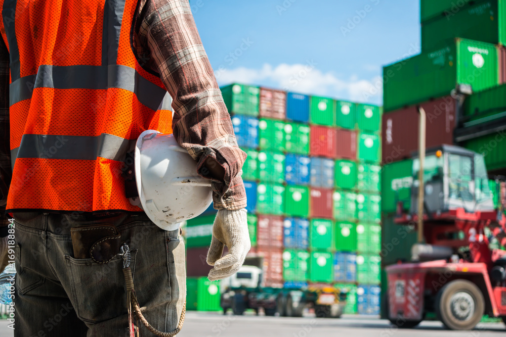 Obraz premium A technician who is currently standing in charge of transportation and logistical work