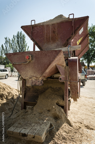 Apparatus for packing sand and other building materials. Sand packing equipment.