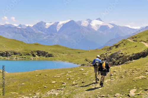 randonneurs en montagne près d'un lac  © coco