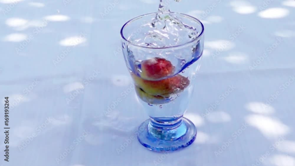 Pfirsich fällt in Wasserglas Zeitlupe HD Pfirsich fällt in Wasserglas Zeitlupe HD