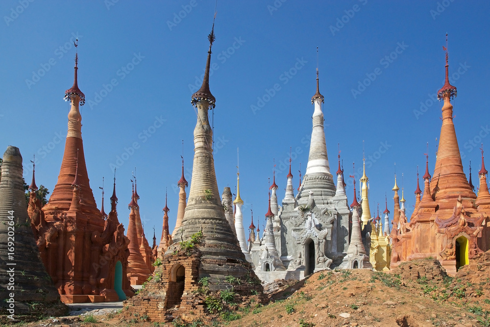 Fototapeta premium Shwe Inn Dain Pagoda complex