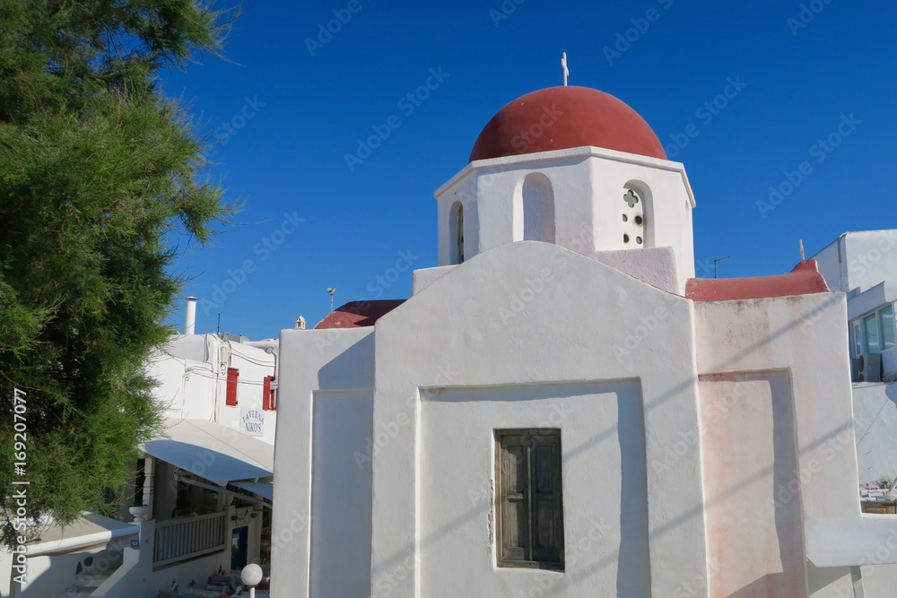 chapelle de mykonos au toit rouge