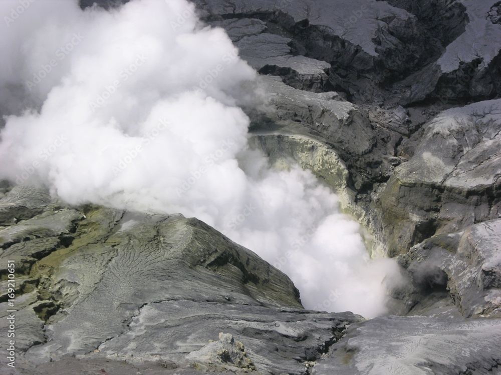 Rauchender Krater des Vulkans Bromo mit Schwefel-Ablagerungen auf der Insel Java/Indonesien