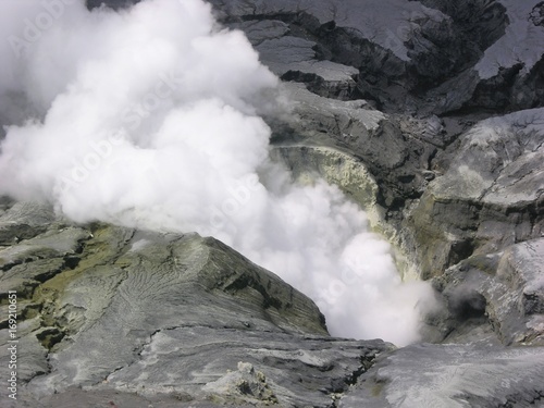 Rauchender Krater des Vulkans Bromo mit Schwefel-Ablagerungen auf der Insel Java/Indonesien