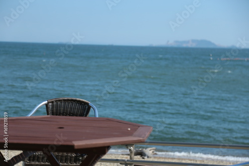 海辺の席