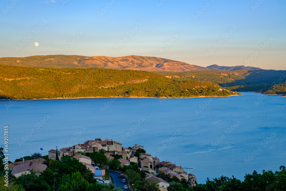 Vue sur le village de Sainte-Croix-du-Verdon et le lac de Sainte-Croix. Lever de lune. Vue sur le village de Sainte-Croix-du-Verdon et le lac de Sainte-Croix. Lever de lune.