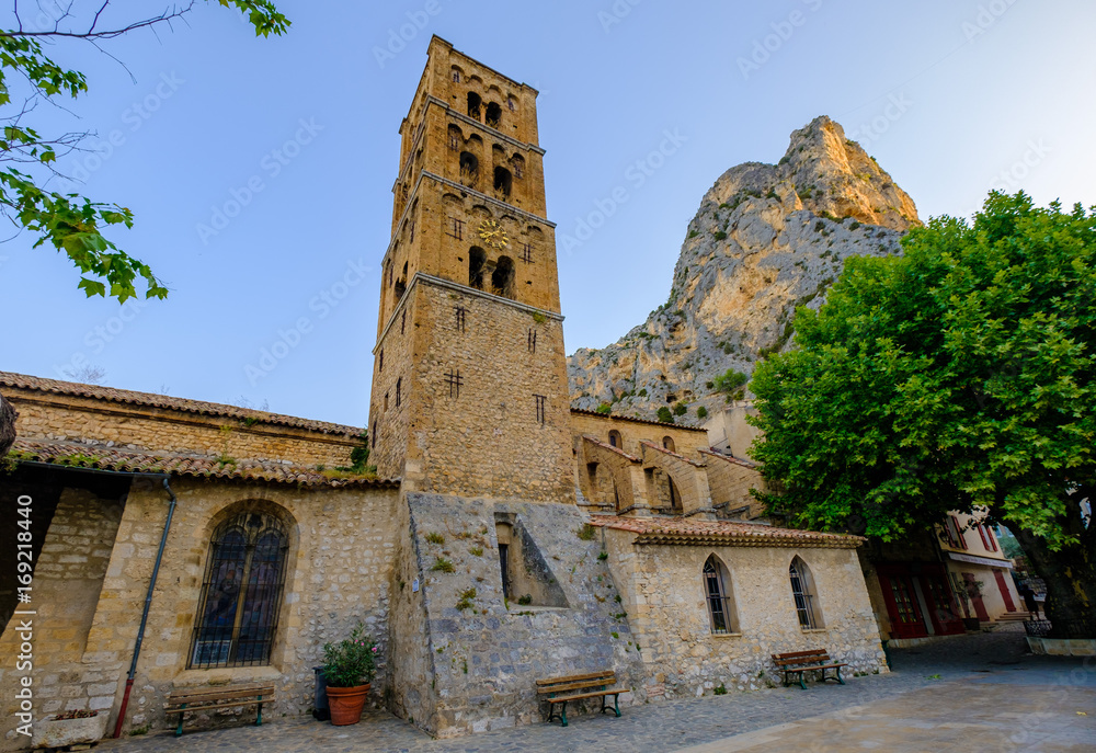 Village de Mousters-Sainte-Marie, Provence, France. Vue sur l'ancenne église et le rocher.