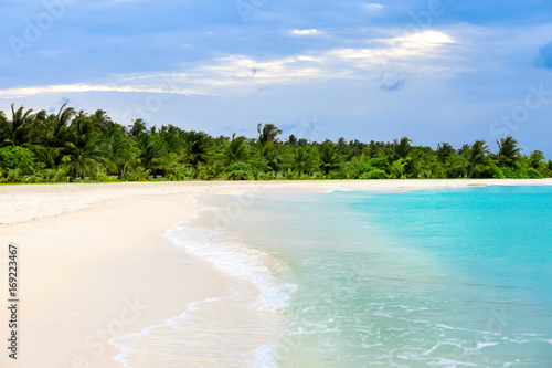 Fototapeta Naklejka Na Ścianę i Meble -  Beautiful sea beach at tropical resort
