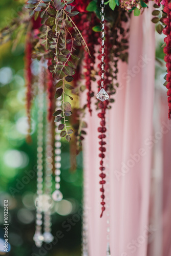 Декорации из красных цветов на свадебном торжестве