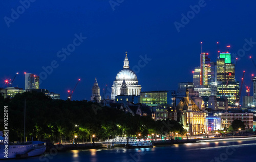 Foto The view of the dome of Saint Paul's Cathedral at night, City of London