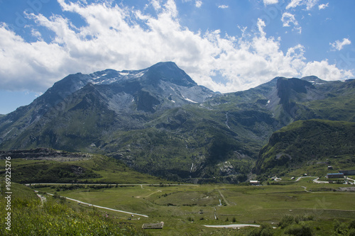 paesaggio con montagne