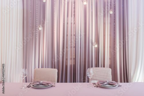  Праздничная сервировка свадебного стола в ресторане
