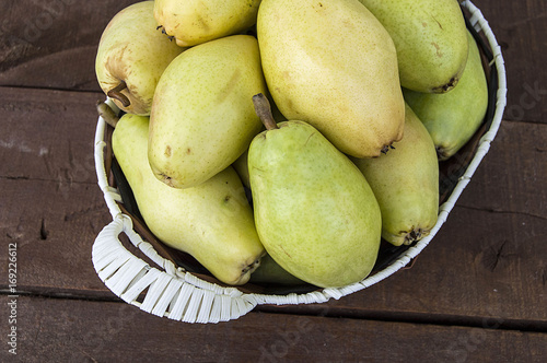 Pearfruits from the fruits of the human body,Mature pear pictures in the basket, natural and organic santa maria pear fruit pictures, 