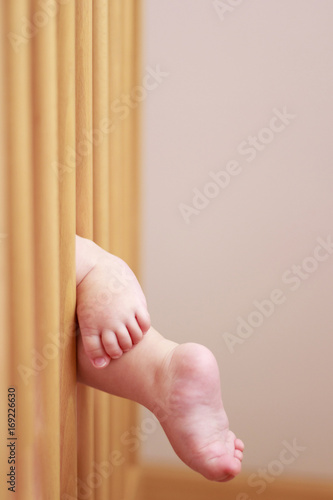Tableau sur toile Pies de bebe saliendo entre los barrotes de una cuna