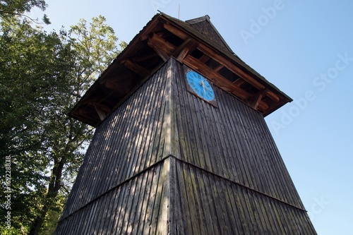 Der schwarze hölzerne Glockenstuhl der Kirche steht etwa abseits und stammt aus dem 17. Jahrhundert. photo