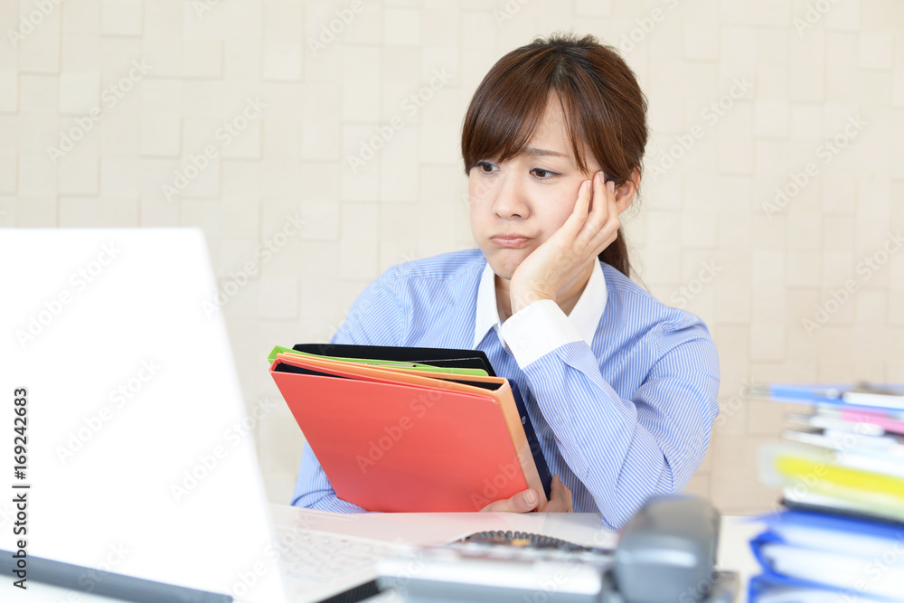 疲れた表情のビジネスウーマン