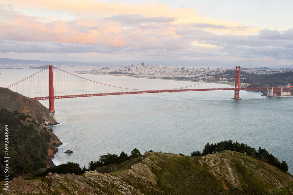 Fototapeta premium The Golden Gate bridge, as seen from the Marin Headlands, at sunset