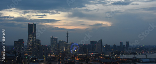 日本・横浜の都市景観・夕景「横浜ランドマークタワーなどのビル群を望む」 © Ryuji