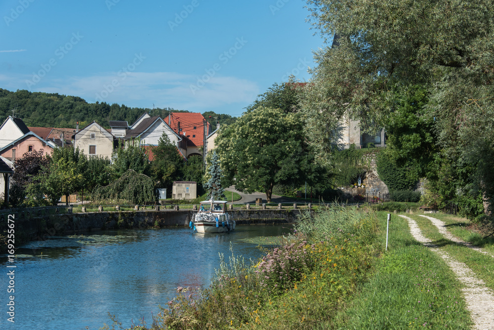 Obraz premium Tourisme fluvial sur le canal du Rhône au Rhin à Dampierre-sur-le-Doubs dans le Doubs en France