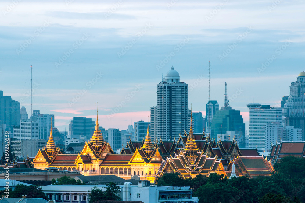 Naklejka premium widok z góry wielki pałac w nocy w bangkoku w tajlandii