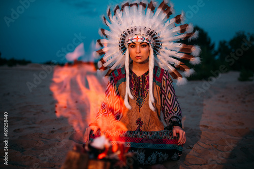 Dekoracja na wymiar  american-indian-girl-against-bonfire-shaman