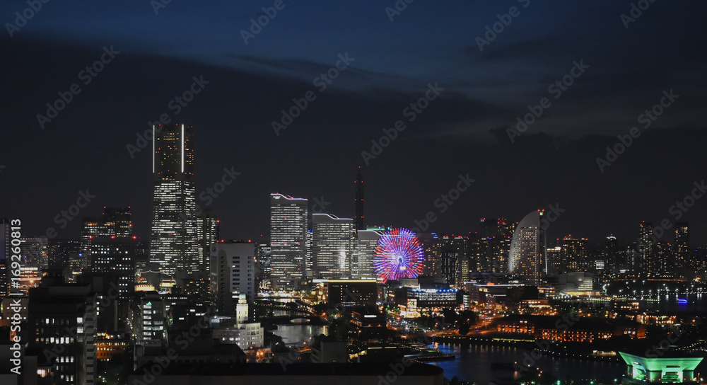 日本・横浜の都市景観・横浜の夜景「横浜みなとみらい２１などのビル群を望む」
