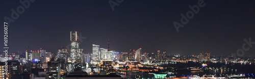 日本・横浜の都市景観・夜景「横浜港や高層ビル群などを望む」