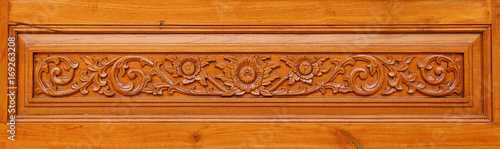 Foto Pattern of flower carved on wood background, Thai style.