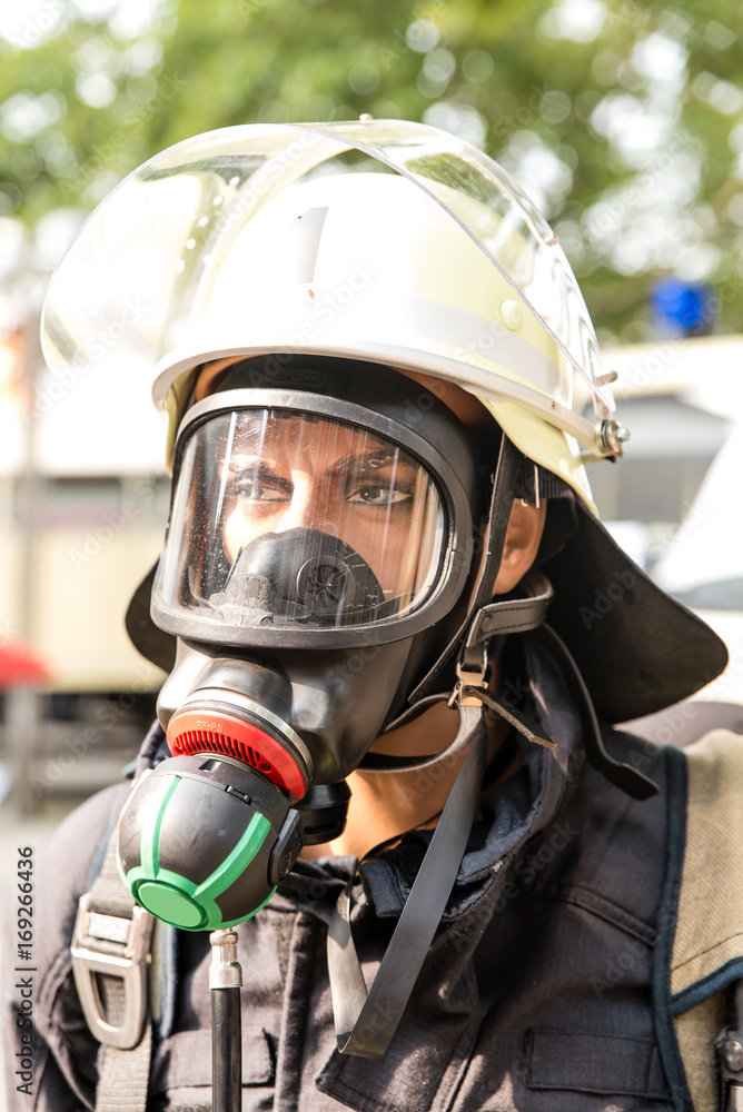 Feuerwehrmann mit Atemschutz