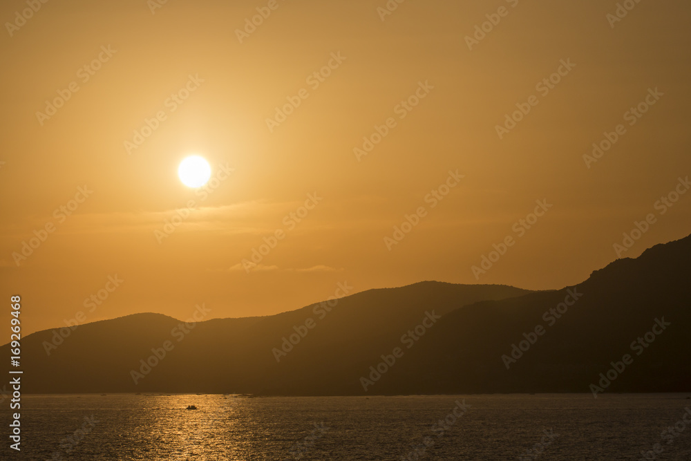 Ein Sonnenuntergang über der Küste am Mittelmeer Ein Sonnenuntergang über der Küste am Mittelmeer