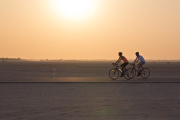 Wandcirkels Fietsen Fietsen door woestijn bij zonsondergang  © Bouncy
