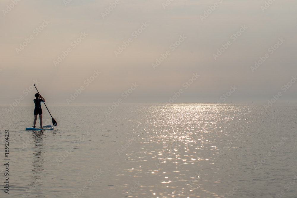 Stand Up Paddling ( SUP ) auf der Ostsee im Sonnenuntergang
