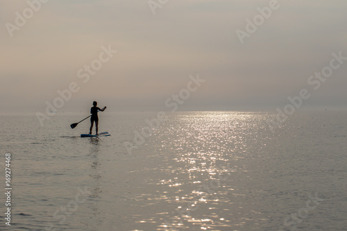 Stand Up Paddling ( SUP ) auf der Ostsee im Sonnenuntergang