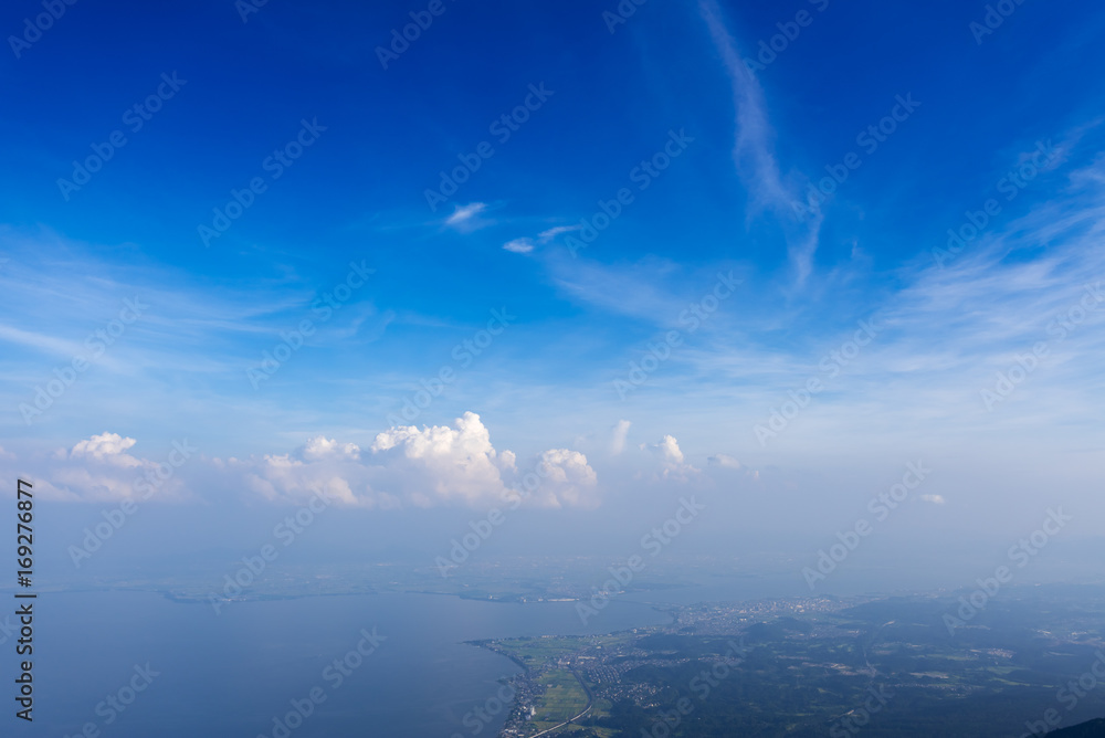 Obraz premium 琵琶湖と夏の青空