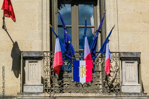 Drapeau en berne avec crêpe noir. photo