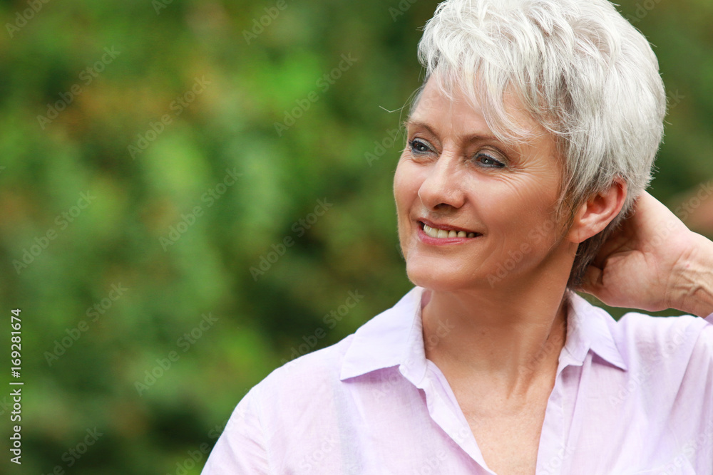 Portrait einer glücklichen älteren Frau im Freien Portrait einer glücklichen älteren Frau im Freien