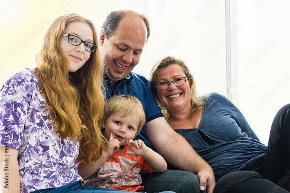 glückliche Familie sitzt eng zusammen