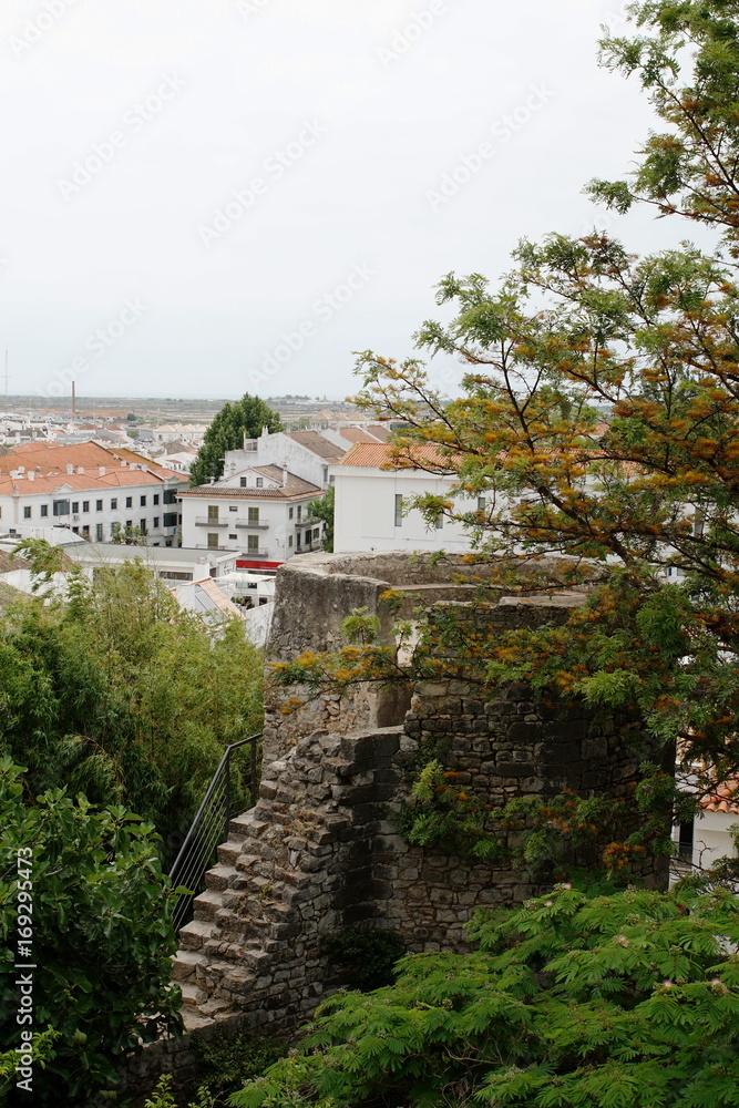 Ausblick von der Burgruine auf die Stadt Tavira Ausblick von der Burgruine auf die Stadt Tavira