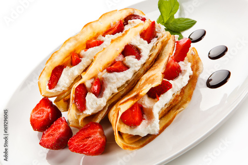 Pancakes with strawberries and creme