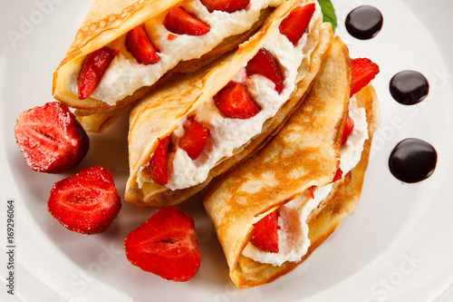 Pancakes with strawberries and creme