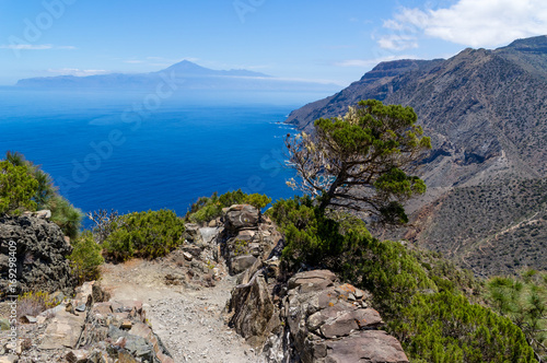 La Gomera Vallehermoso Steilküste mit Blick zum Teide photo