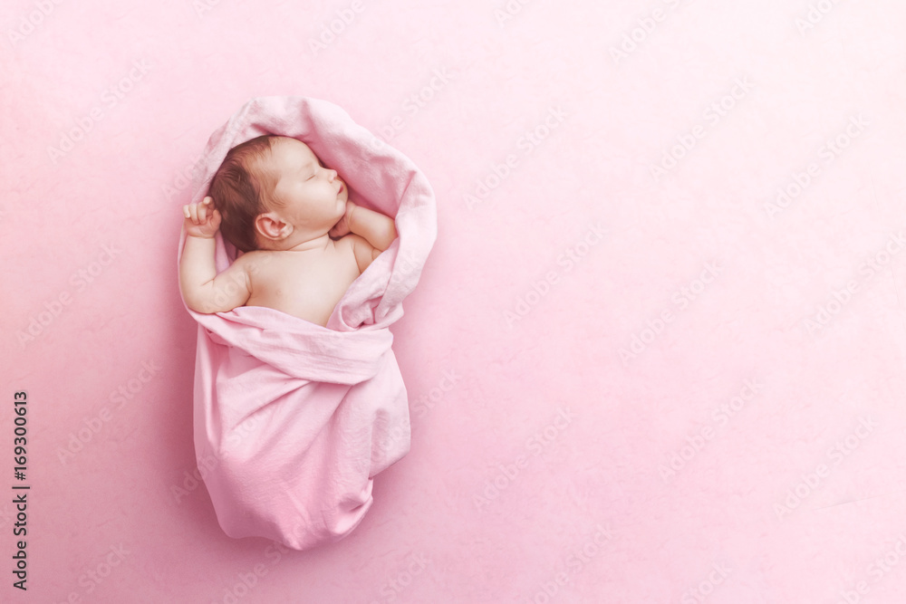Newborn baby girl sleep on pink blanke - obrazy, fototapety, plakaty 