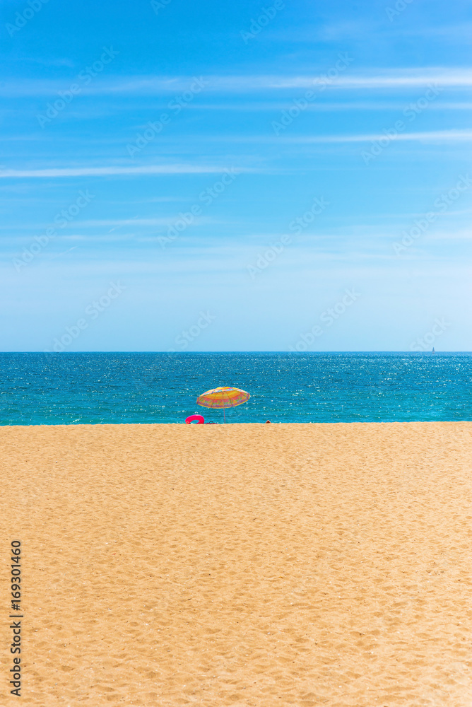 drapeau vert et parasols sur la plage drapeau vert et parasols sur la plage