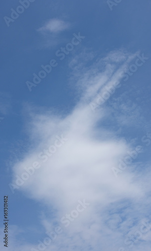 不思議な雲のかたち・青空と雲「空想・雲のモンスター」何かが現れそうな、一体何？、アンテナをはる、注意喚起などのイメージ