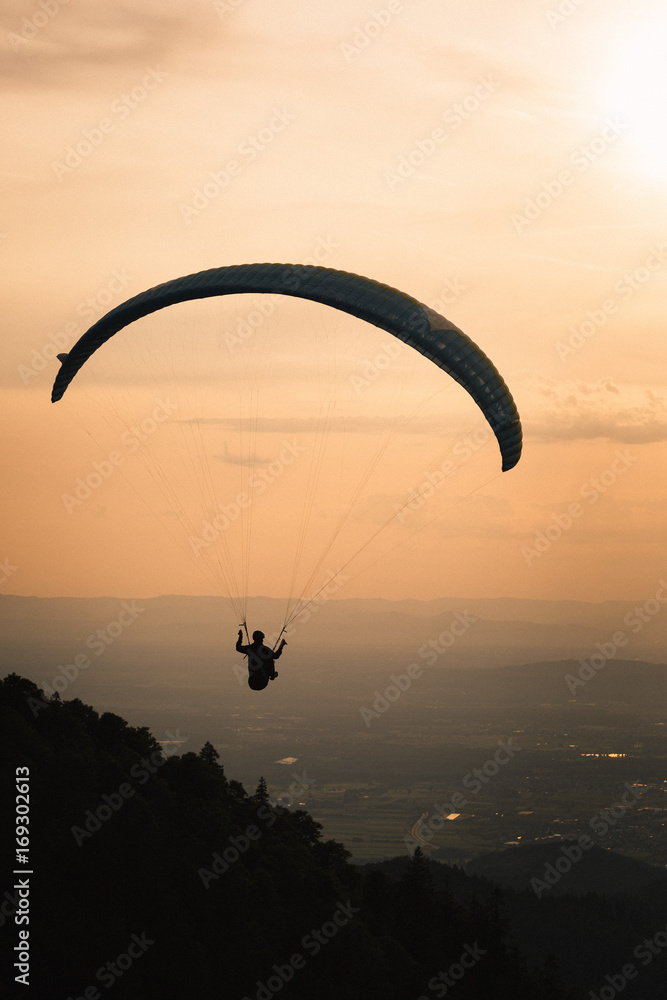 Gleitschirmflieger auf dem Kandel