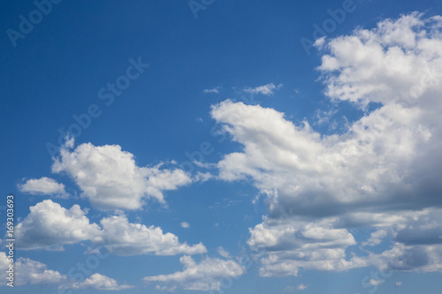 Panoramica di un cielo azzurro e soleggiato. Ogni tanto si vedono gruppi du nubi e nuvole che pero non sembrano preannunciare precipitazioni