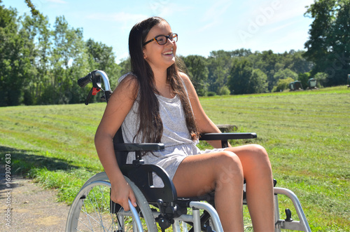 Teenager im Rollstuhl