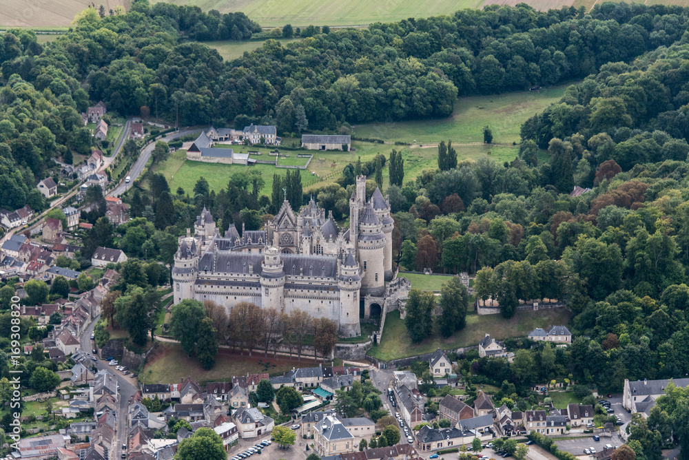 Obraz premium Vue aérienne du Château de Pierrefond - 60 - restauré par Viollet le Duc