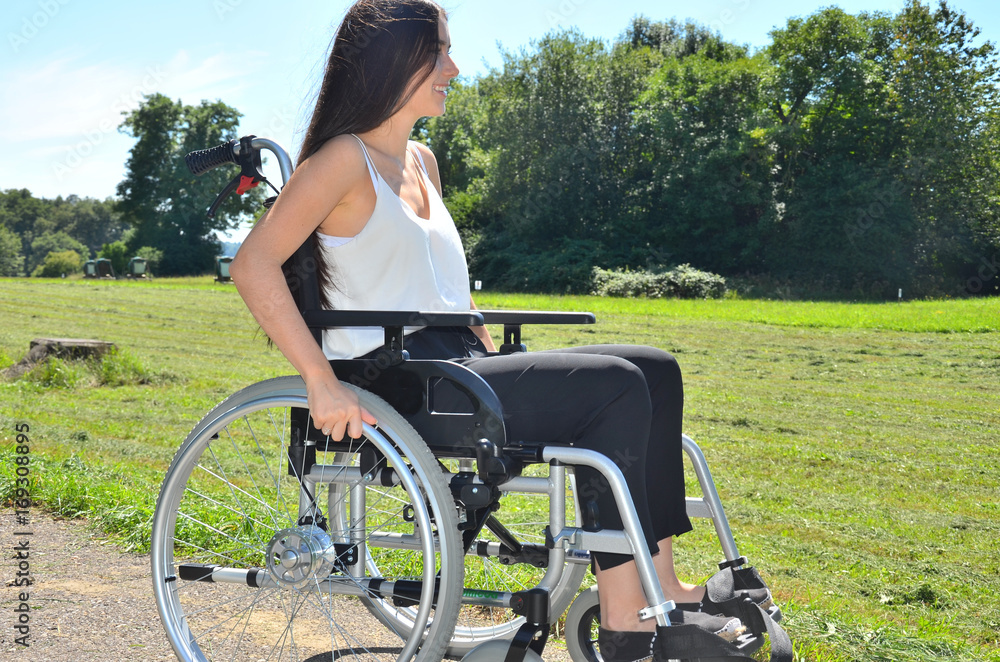 Obraz premium Junge Frau im Rollstuhl
