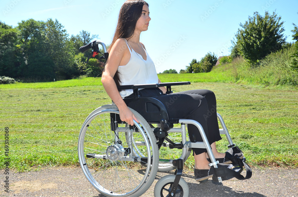 Junge Frau im Rollstuhl Junge Frau im Rollstuhl